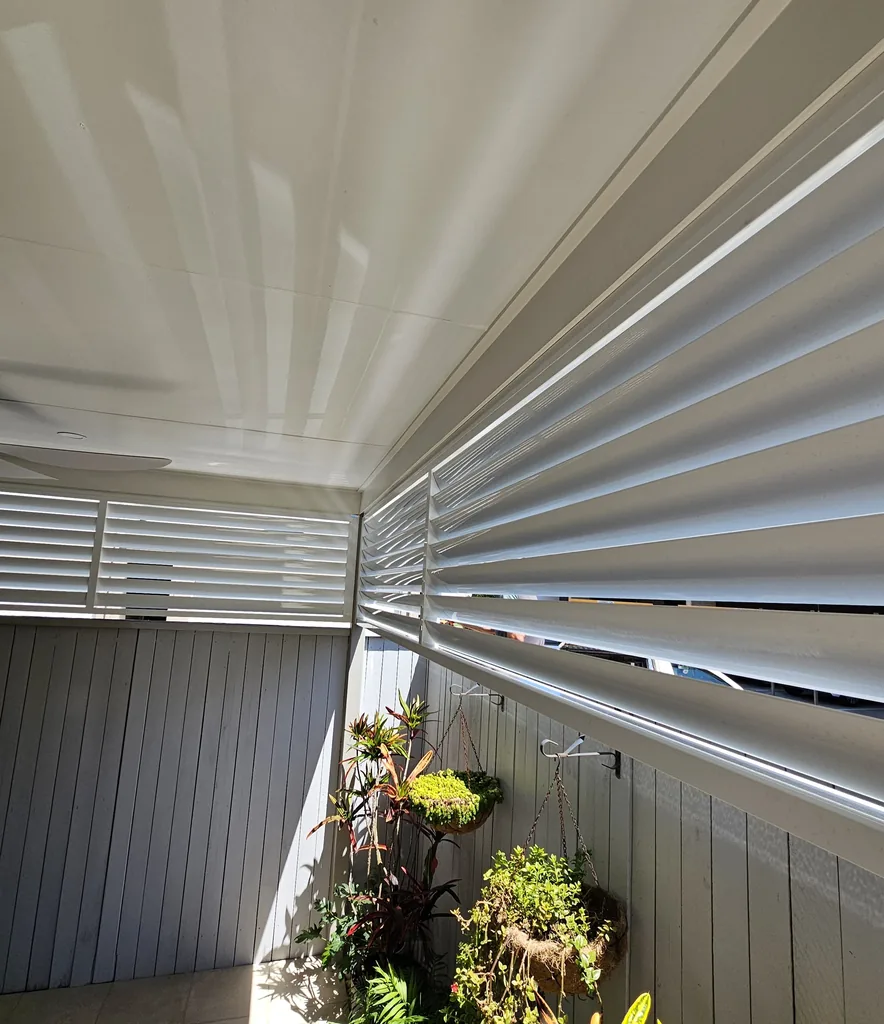 Fixed blade louvres screening a balcony