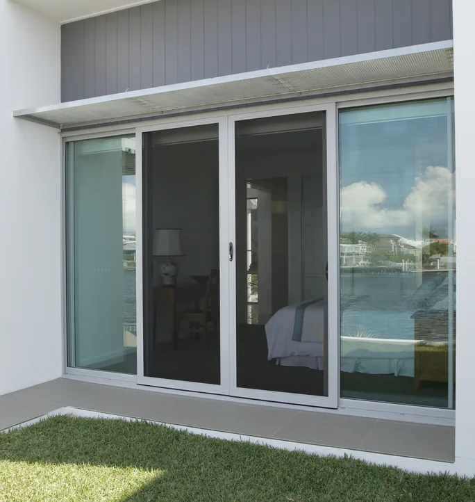 Fixed screens on sliding doors